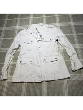 White Kensie jacket with pockets and button-up front. Size M #outerwear #denim